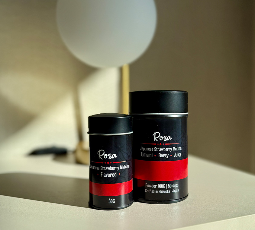 Strawberry Japan Matcha – japońska matcha z aromatem truskawkowym, dostępna w opakowaniach doypack, puszka, kubek